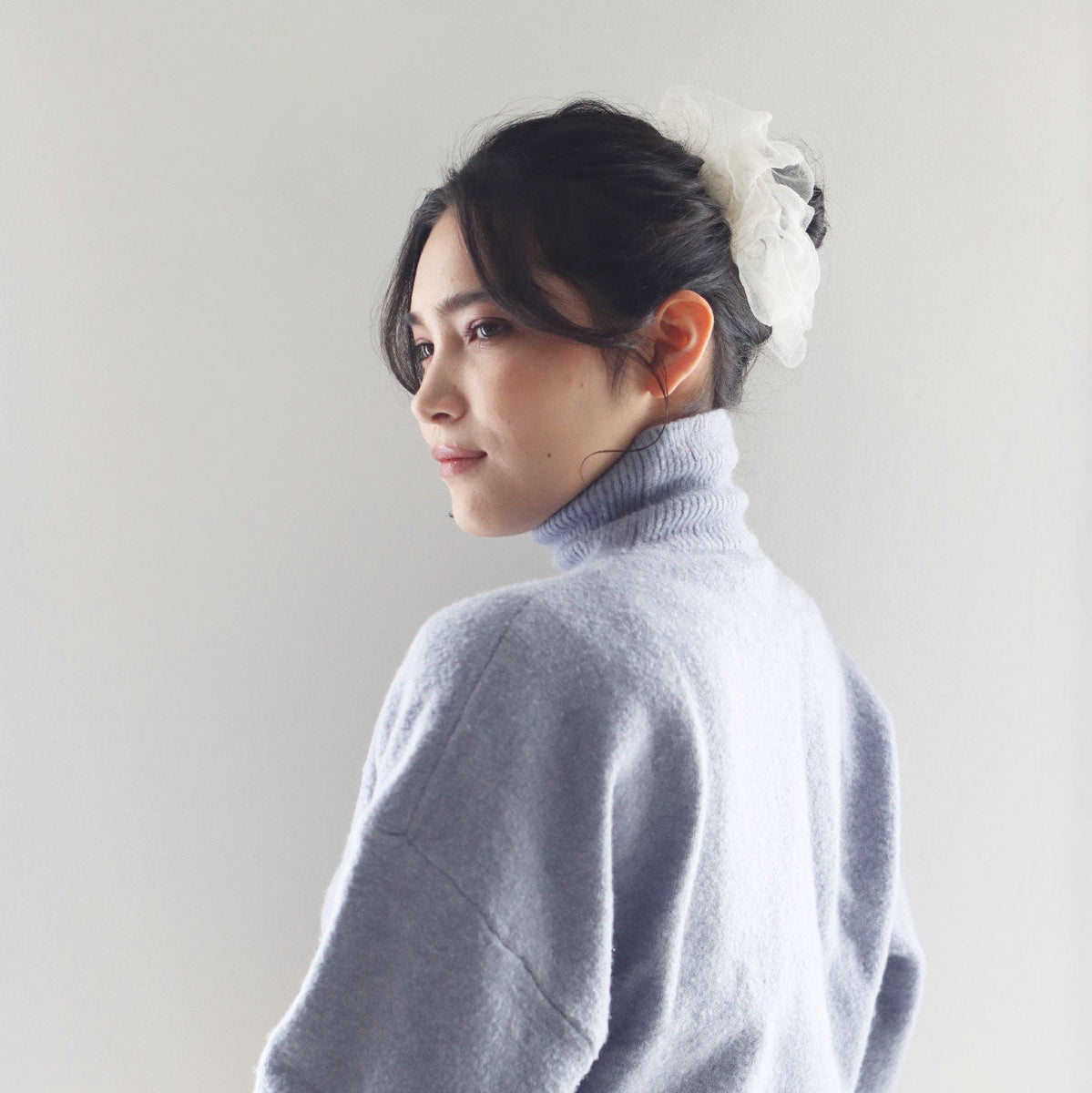 ビッグシュシュで華やかお団子スタイル – mod's hair styling tools