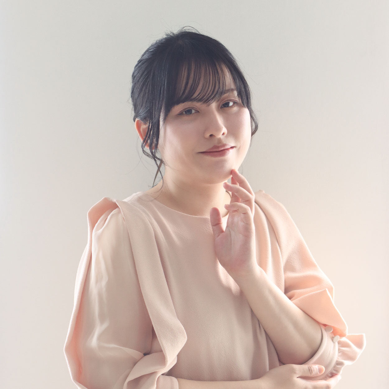 簡単なのに華やか、クセを活かした編みおろしスタイル – mod's hair